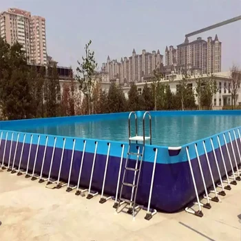 Коммерческий прямоугольный открытый металлический бассейн с большим каркасом в парке развлечений с системой фильтрации
