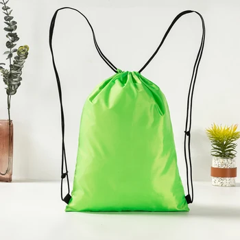 Рекламные спортивные сумки Magic design из переработанного водонепроницаемого полиэстера с завязками