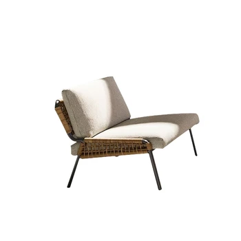Сочетание плетеного из ротанга дивана и журнального столика во внутреннем дворике, терраса, кресло из ротанга для отдыха, дизайн мебели
